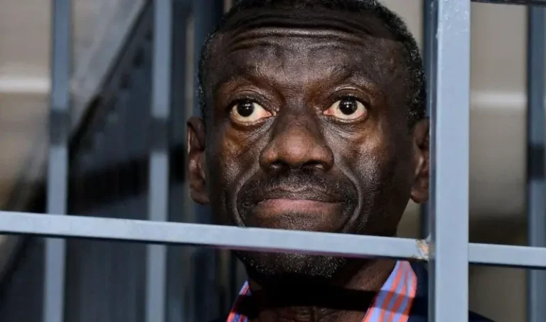 Kizza Besigye ari kwiyicisha inzara muri Gereza